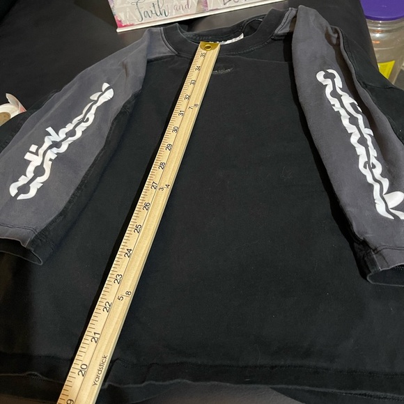 adidas Tops - Black and Gray short Sleeve Top Adidas, kind of cropped. So cute